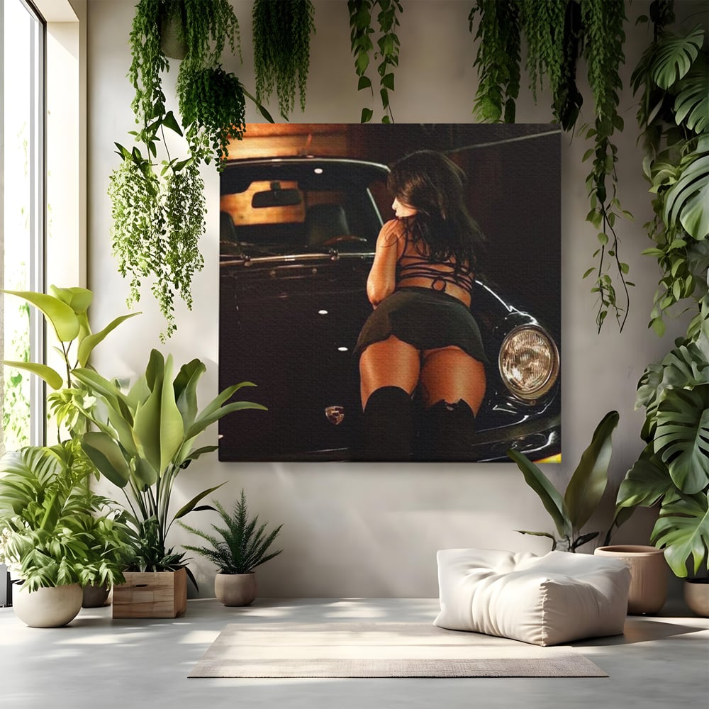 Tablou canvas cu tablou canvas cu femeie pe masina, fara rama, pe sasiu de lemn